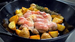 家族が歓喜する！圧倒的に皮がパリパリジューシーな本格派 鶏肉とポテトのロースト
