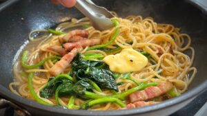 中毒性注意！無条件に美味しい ガーリックバター醤油パスタ（ベーコンとほうれん草）