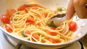 一番感動したイタリアの【トマトパスタ】スカルパリエッロ｜最後お皿を舐めたくなるソース！