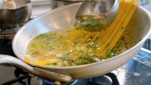 乳化は必要なかった！？ 実はイタリアにも存在する【ワンパンペペロンチーノ】茹で汁パスタ
