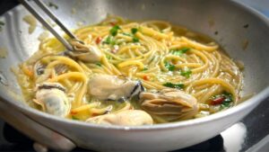 革命的！旨味凝縮の牡蠣のペペロンチーノ｜ボンゴレの技で取る牡蠣出汁