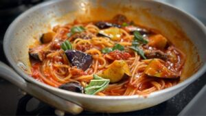 無限に食べられる！プロが作る定番ラグー 茄子のトマトパスタ（作り置きできるナスのラグー）
