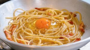 濃厚なコク！チーズ無しで作る貧乏カルボナーラ｜ベーコン・全卵・黒胡椒だけの賄いパスタ